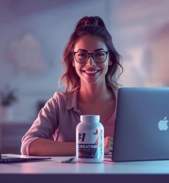 Mulher jovem focada e alerta trabalhando no laptop com creatina monohidratada na mesa, representando os benefícios cognitivos da creatina para memória, concentração e produtividade no trabalho.